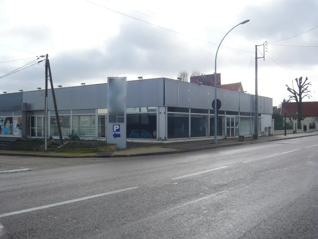 Saint Julien les Villas - LOCAL COMMERCIAL 360 m² A LOUER