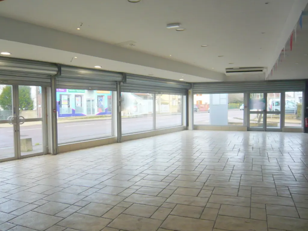 Saint Julien les Villas - LOCAL COMMERCIAL 360 m² A LOUER - Image