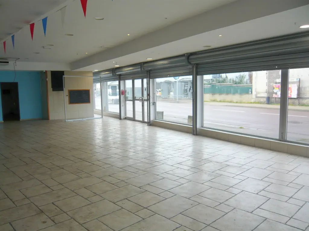 Saint Julien les Villas - LOCAL COMMERCIAL 360 m² A LOUER - Image