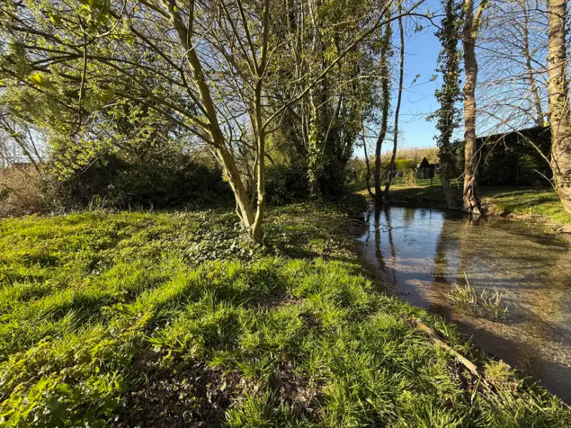 Charmont sous Barbuise, 15/20 mn de Troyes, TERRAIN à bâtir donnant sur la Barbuise - Image