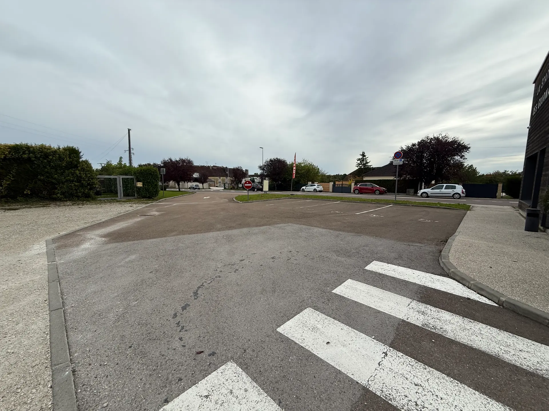 A 10 km des Lacs de la Forêt d'Orient - BATIMENT 260 m² - Image