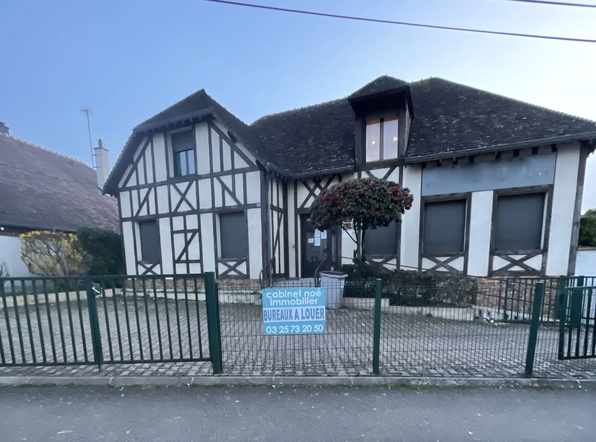 proche Clinique de Champagne - BUREAUX 100 m²