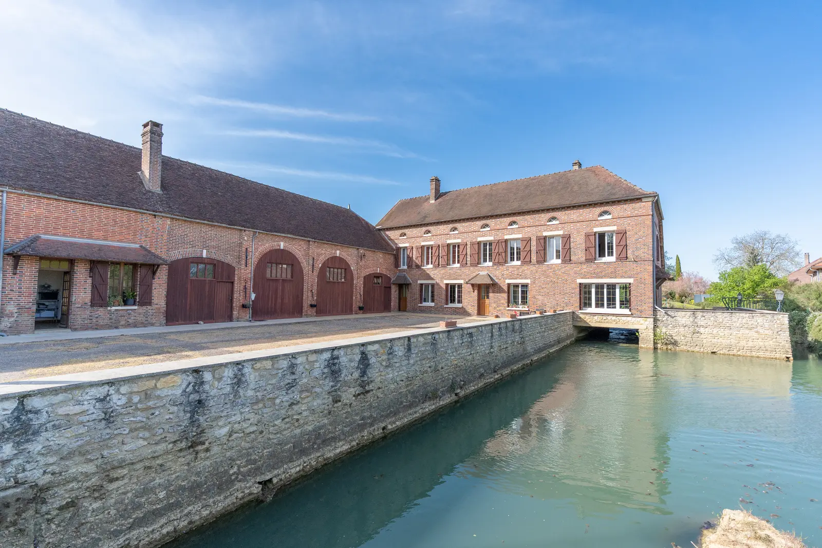 Environnement calme - Ancien Moulin avec dépendances et bel étang