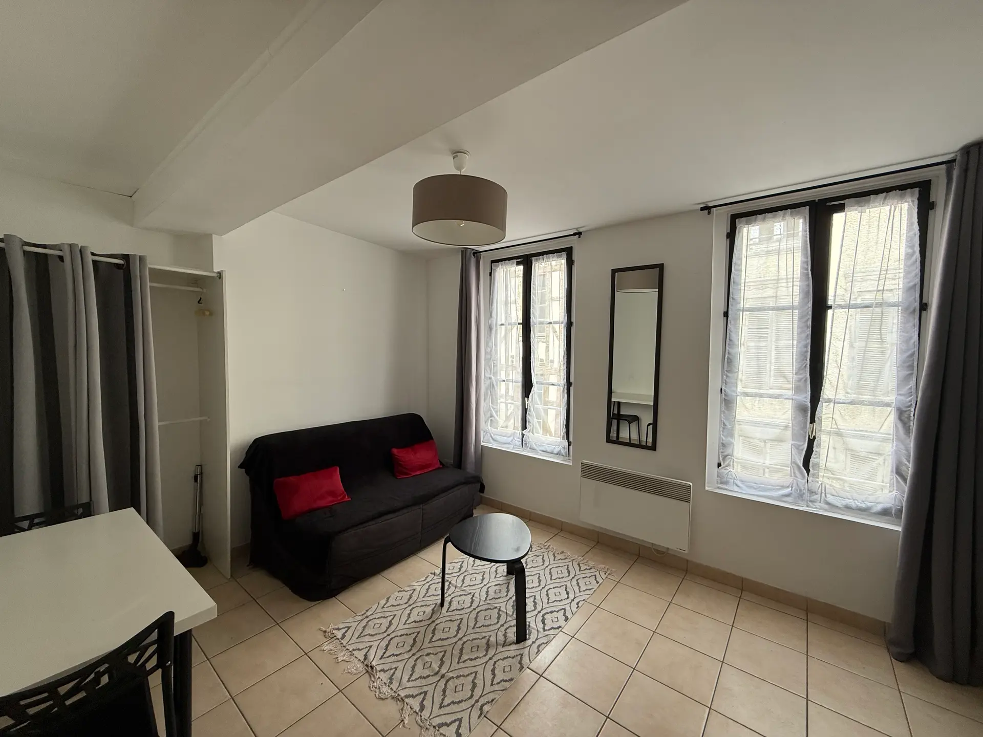 Troyes Bouchon de Champagne, STUDIO au 2ème étage d'une petite copropriété