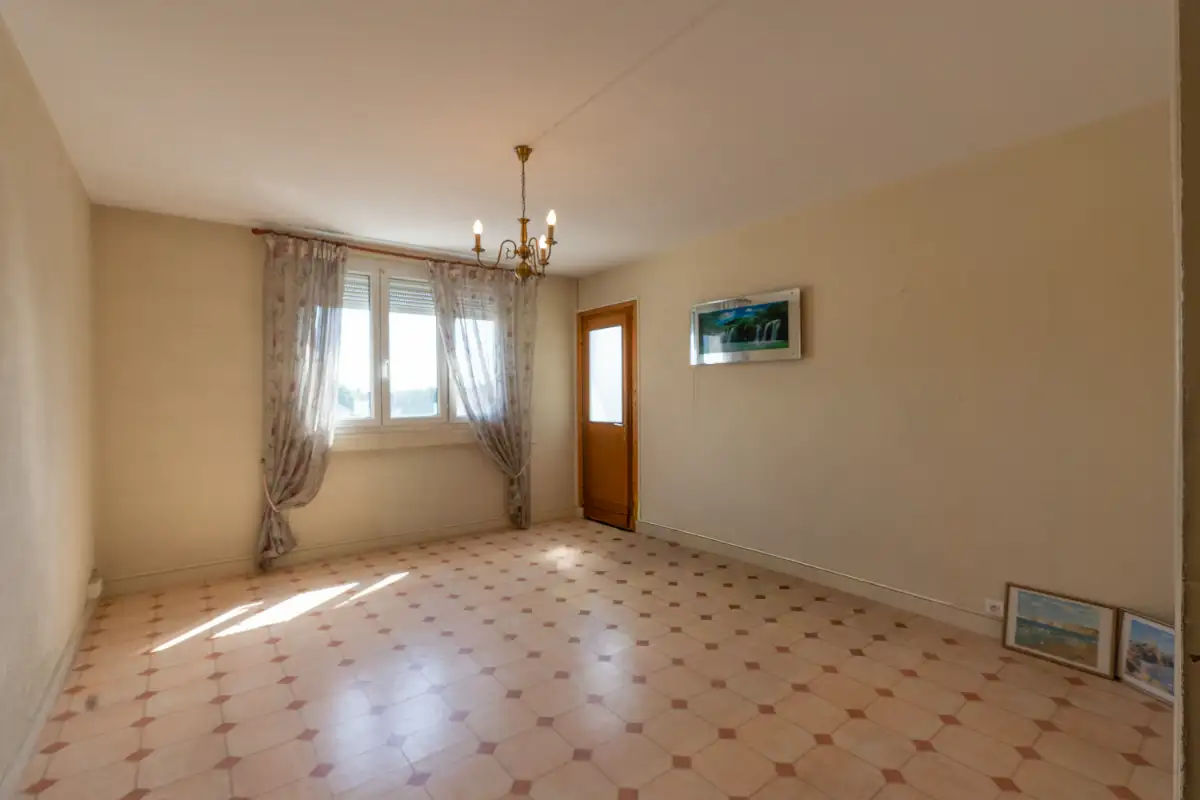 Troyes, Appartement de type V avec balcon et cave